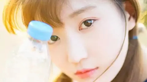 少年暴雨中收起国旗