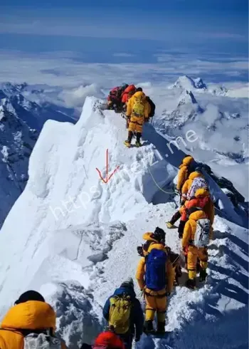 西藏珠峰东坡暴雪被困